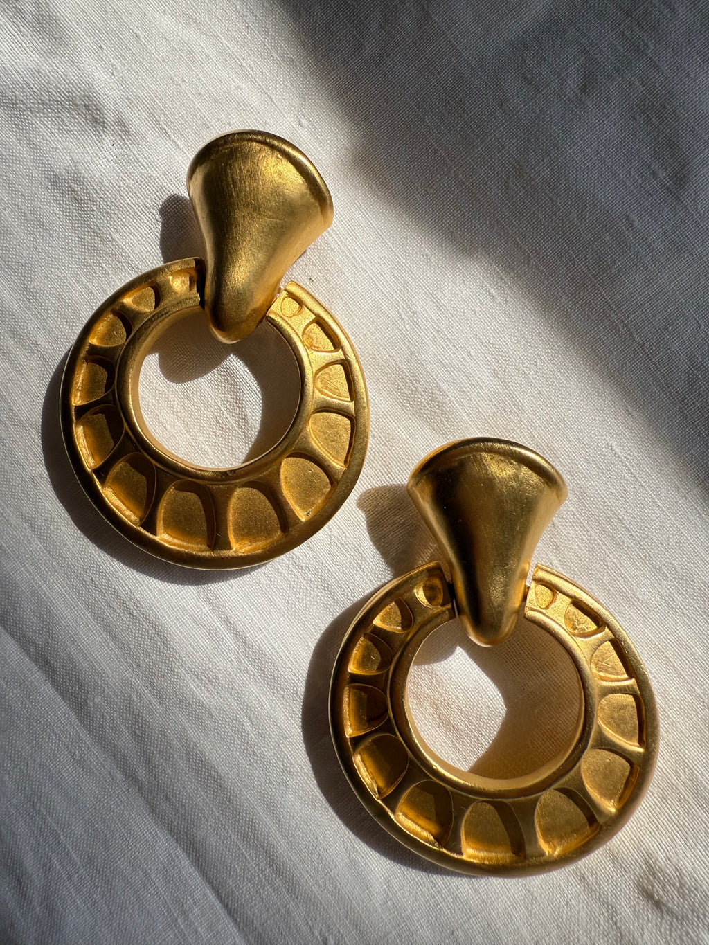 Givenchy maxi gold clip earrings 90s