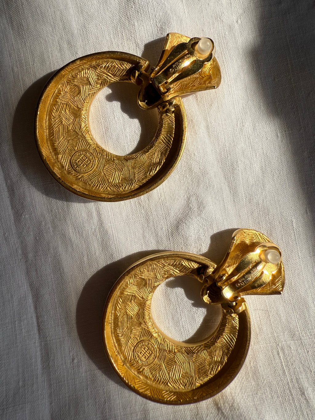 Givenchy maxi gold clip earrings 90s