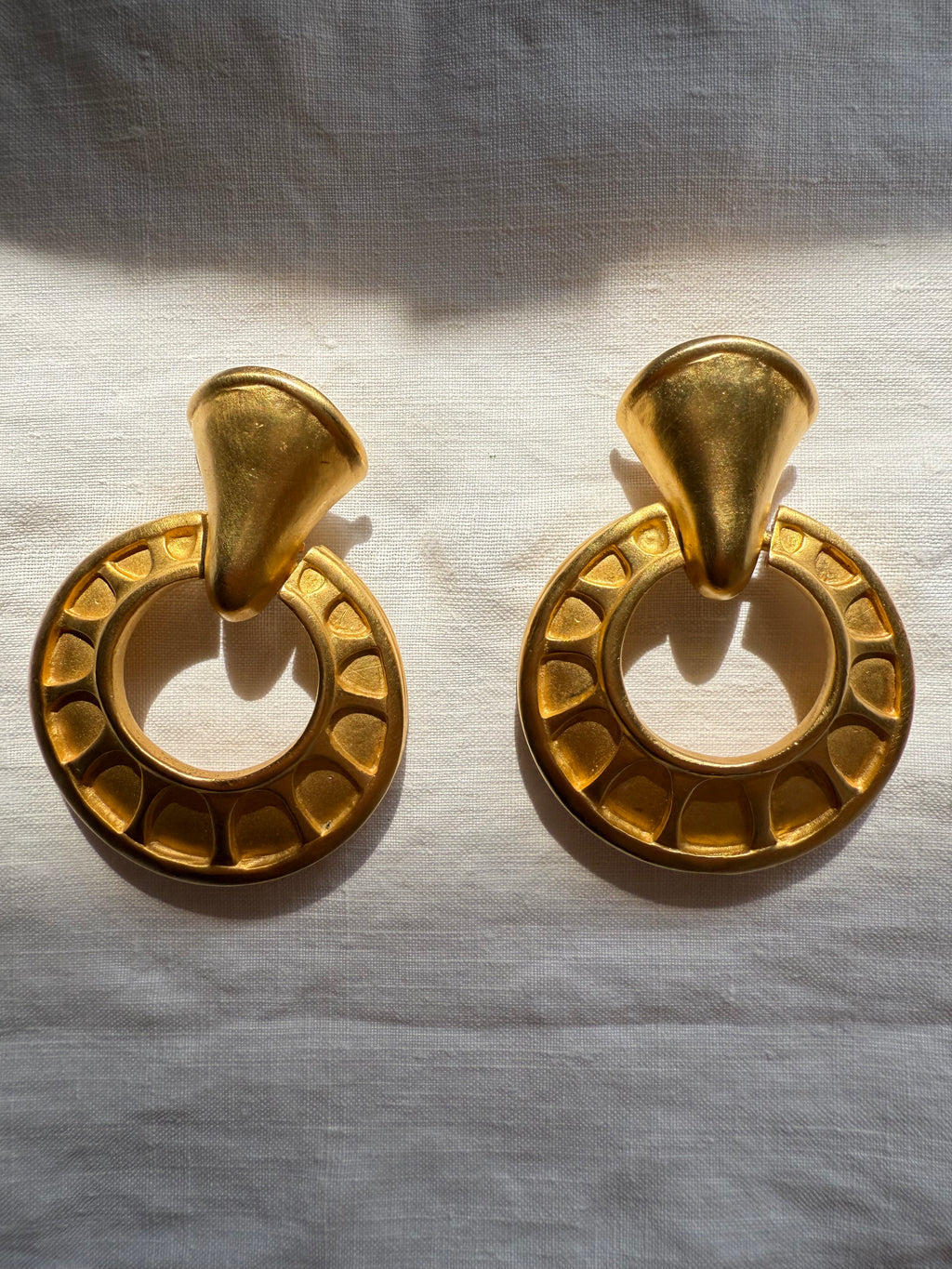 Givenchy maxi gold clip earrings 90s