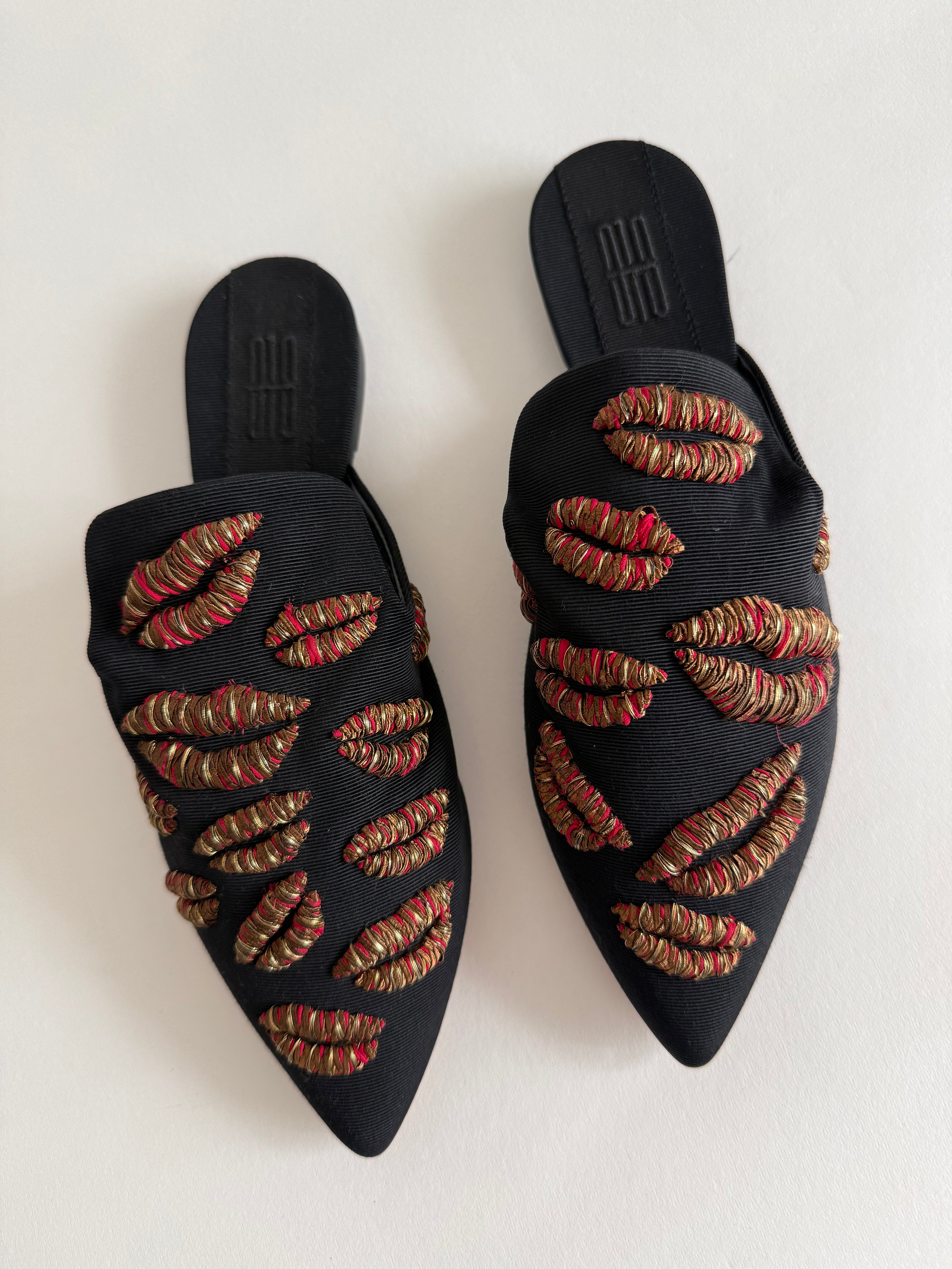 Sanayi 313 kiss lips embroidery mules