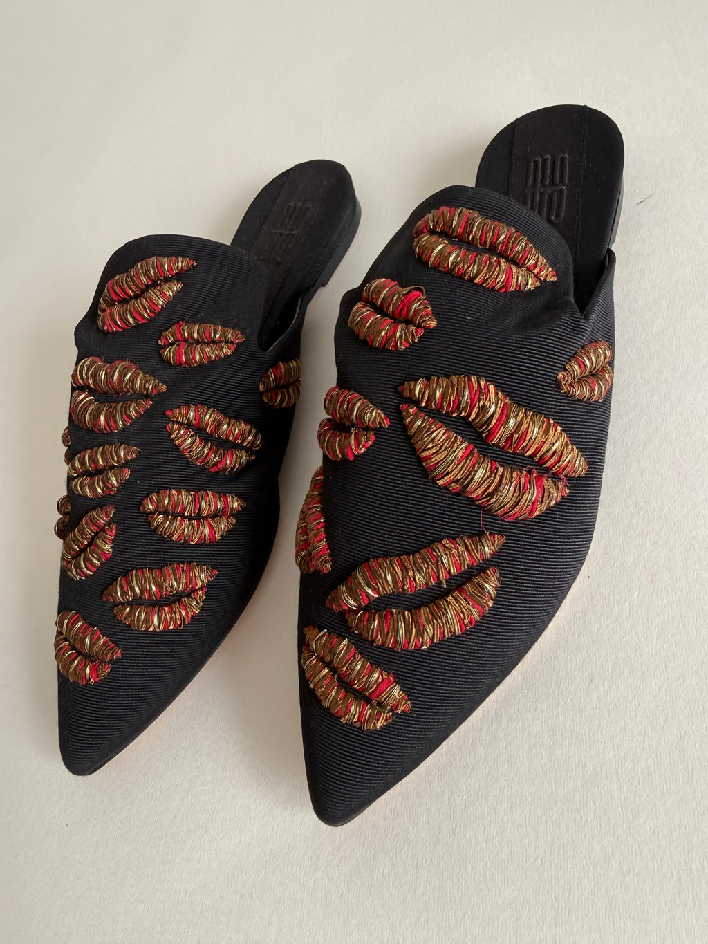 Sanayi 313 kiss lips embroidery mules