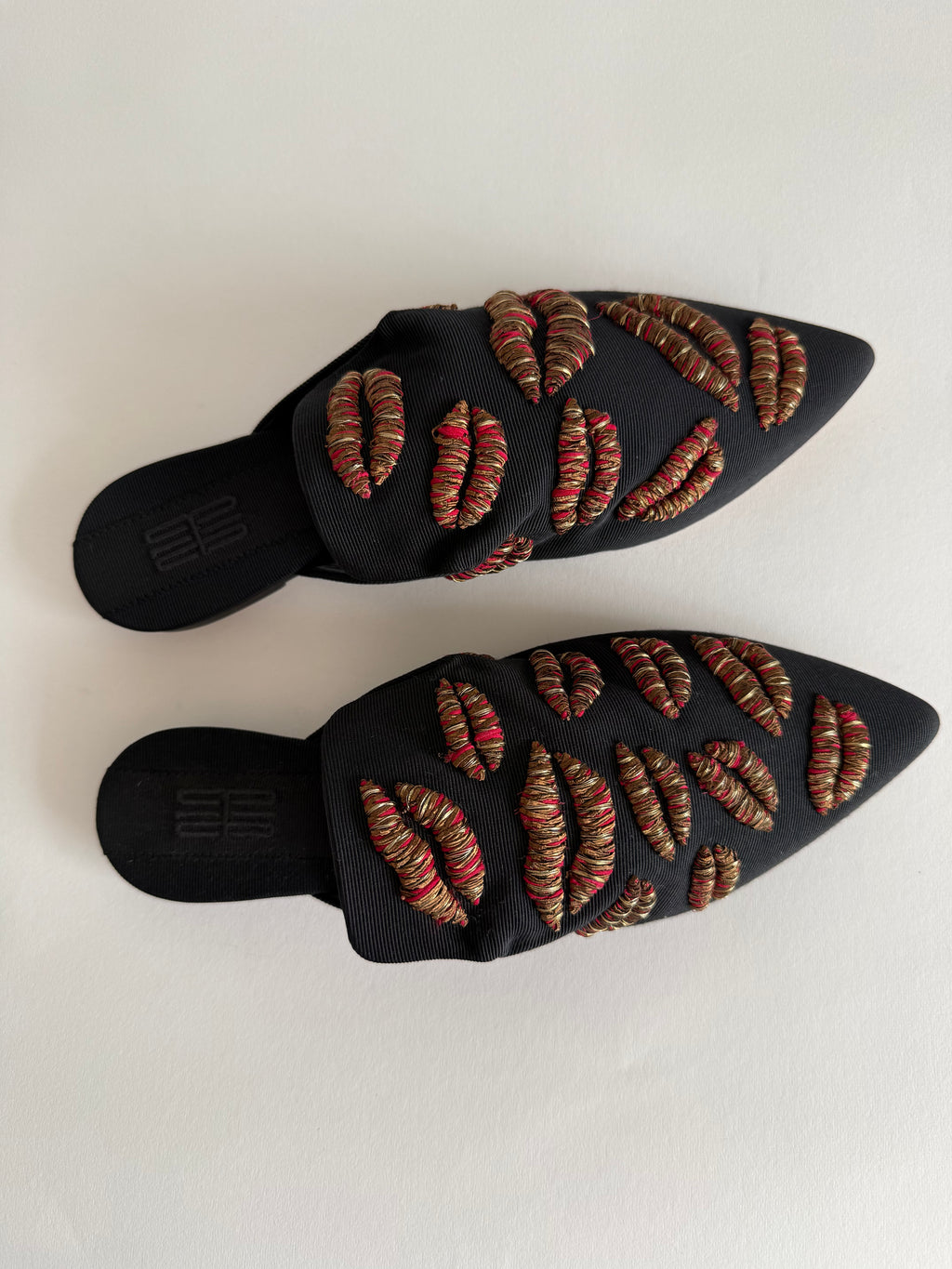Sanayi 313 kiss lips embroidery mules