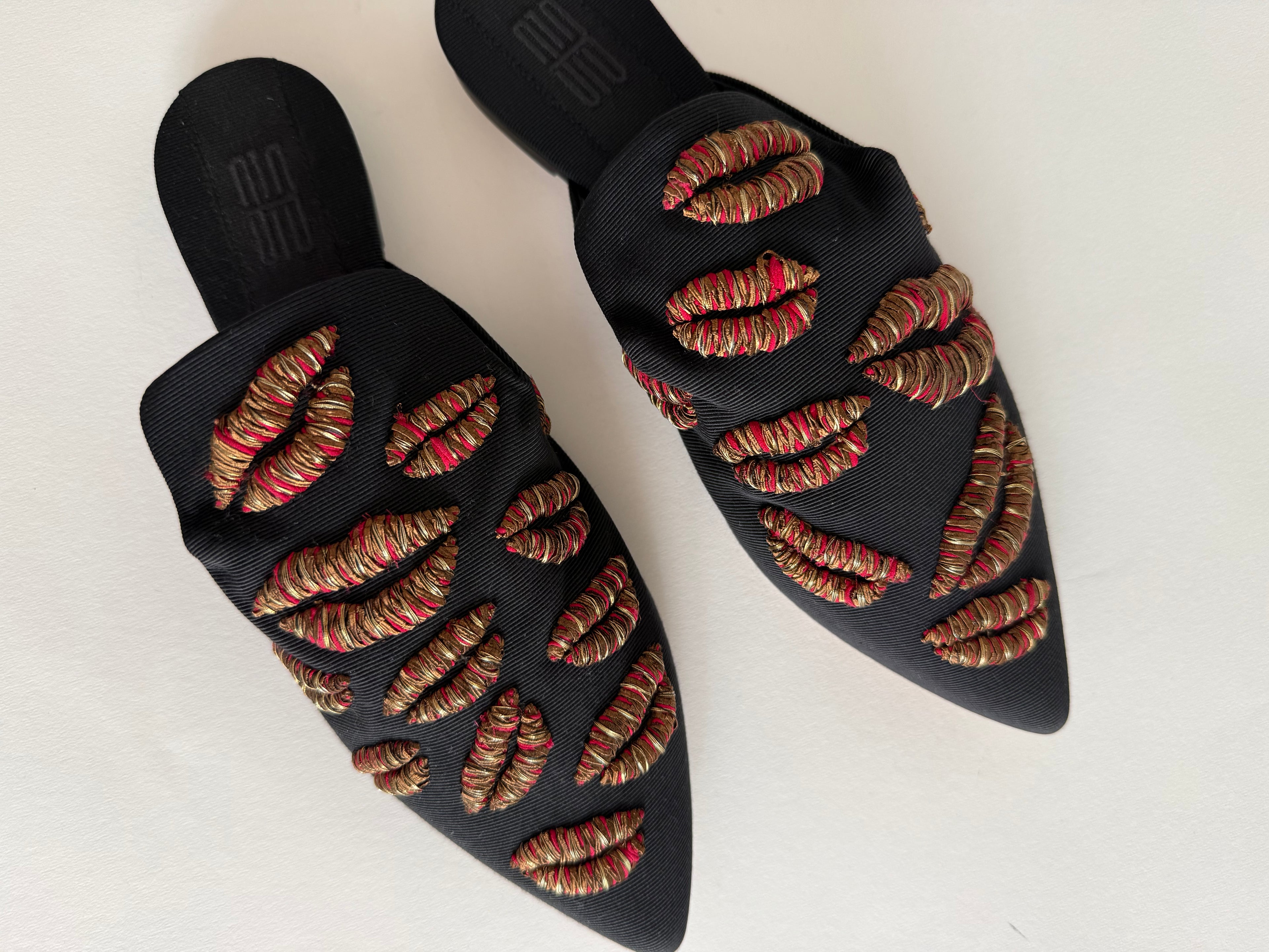 Sanayi 313 kiss lips embroidery mules