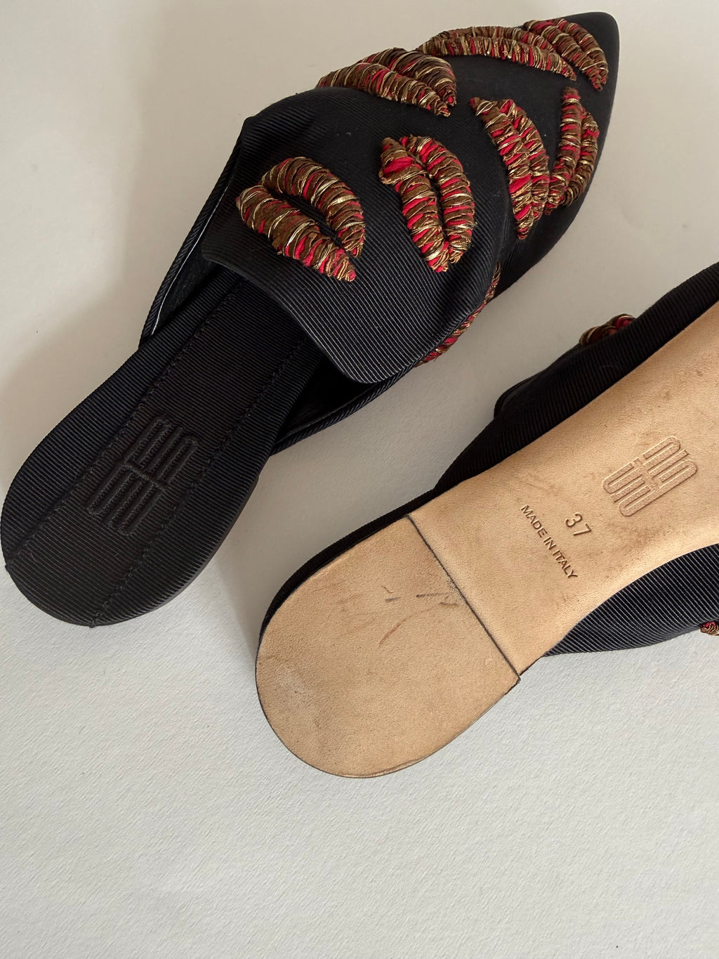 Sanayi 313 kiss lips embroidery mules