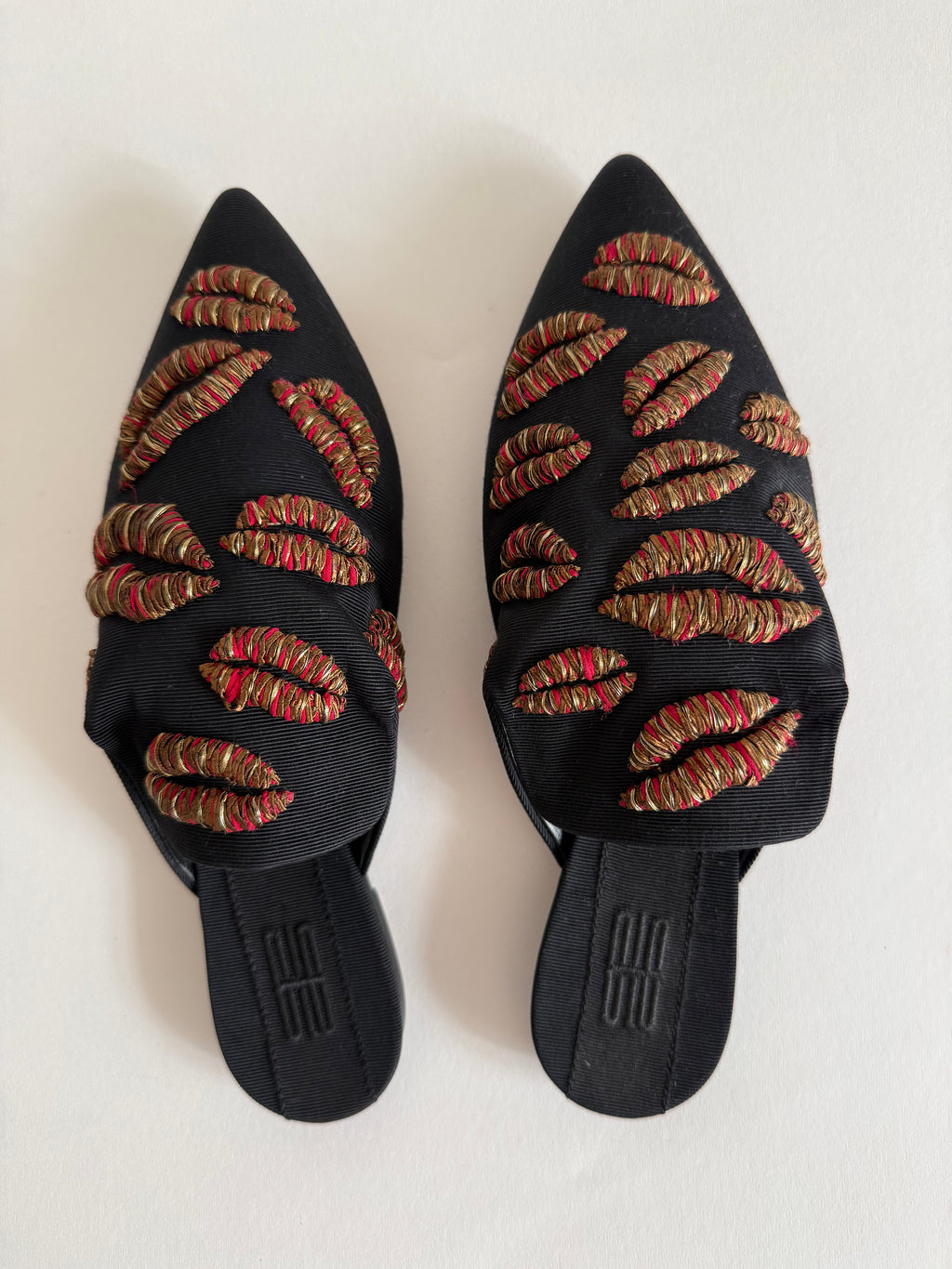 Sanayi 313 kiss lips embroidery mules