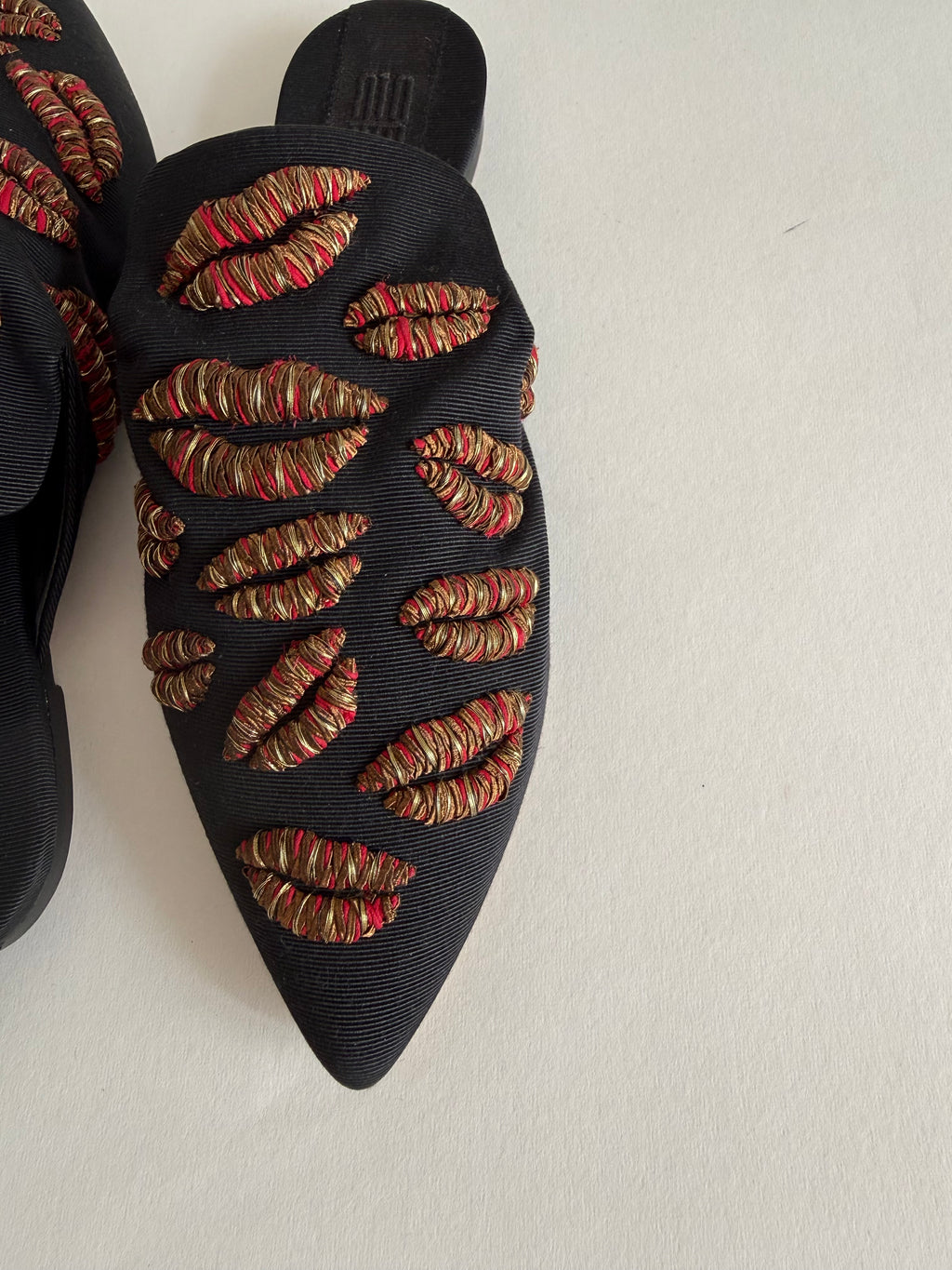 Sanayi 313 kiss lips embroidery mules