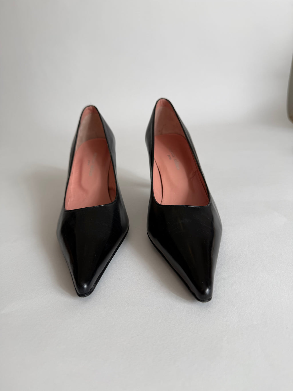Pointed toe black pumps with heel