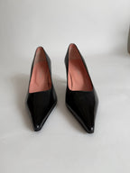 Pointed toe black pumps with heel