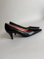 Pointed toe black pumps with heel