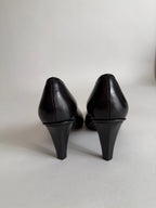 Pointed toe black pumps with heel