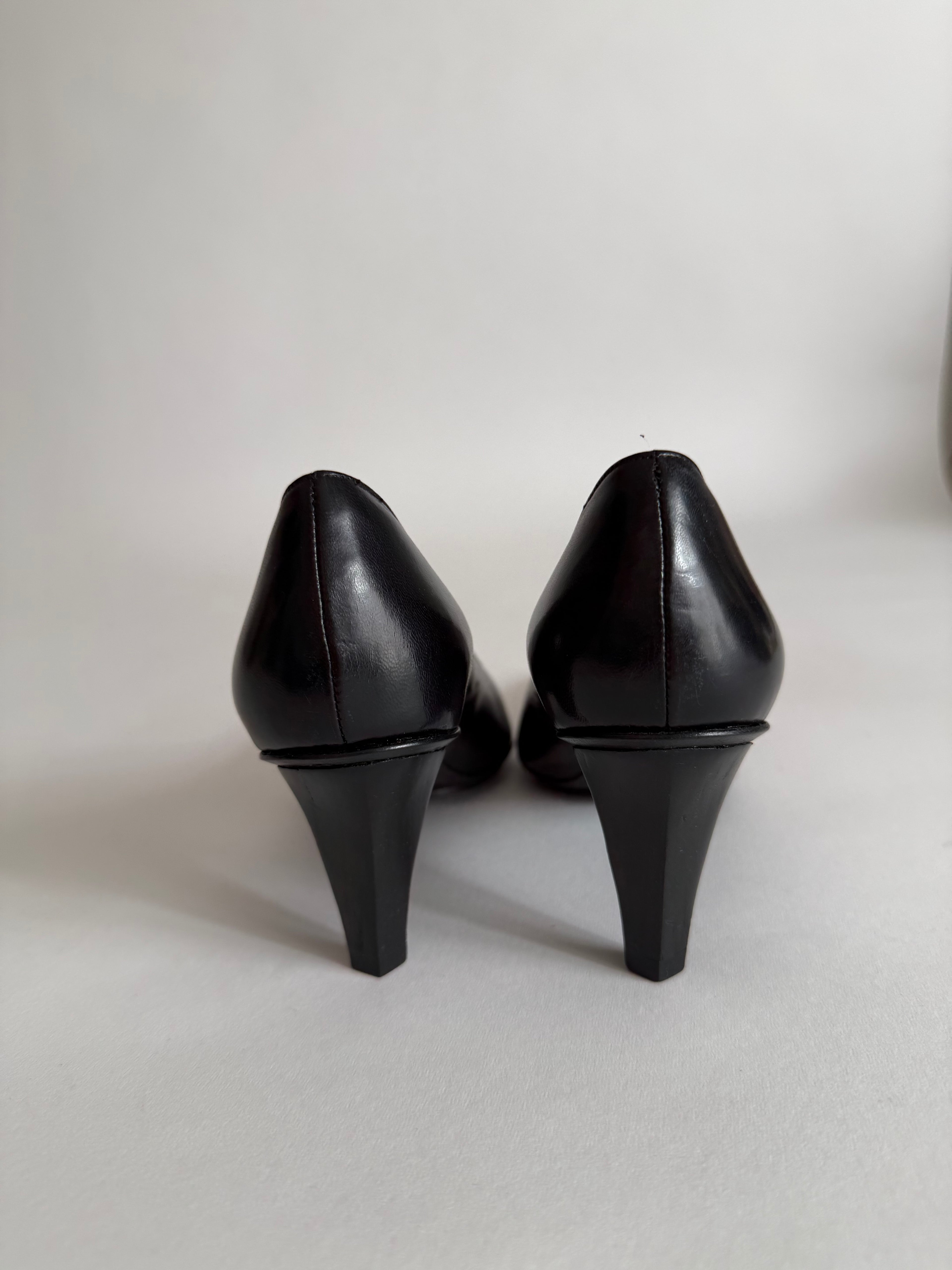 Pointed toe black pumps with heel