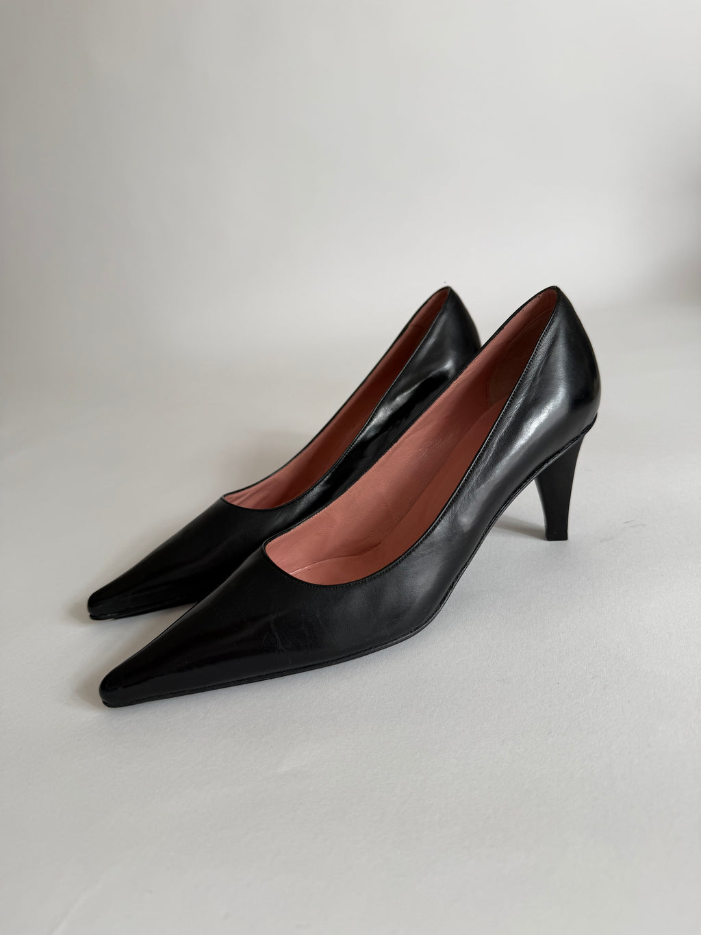 Pointed toe black pumps with heel