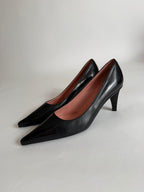 Pointed toe black pumps with heel