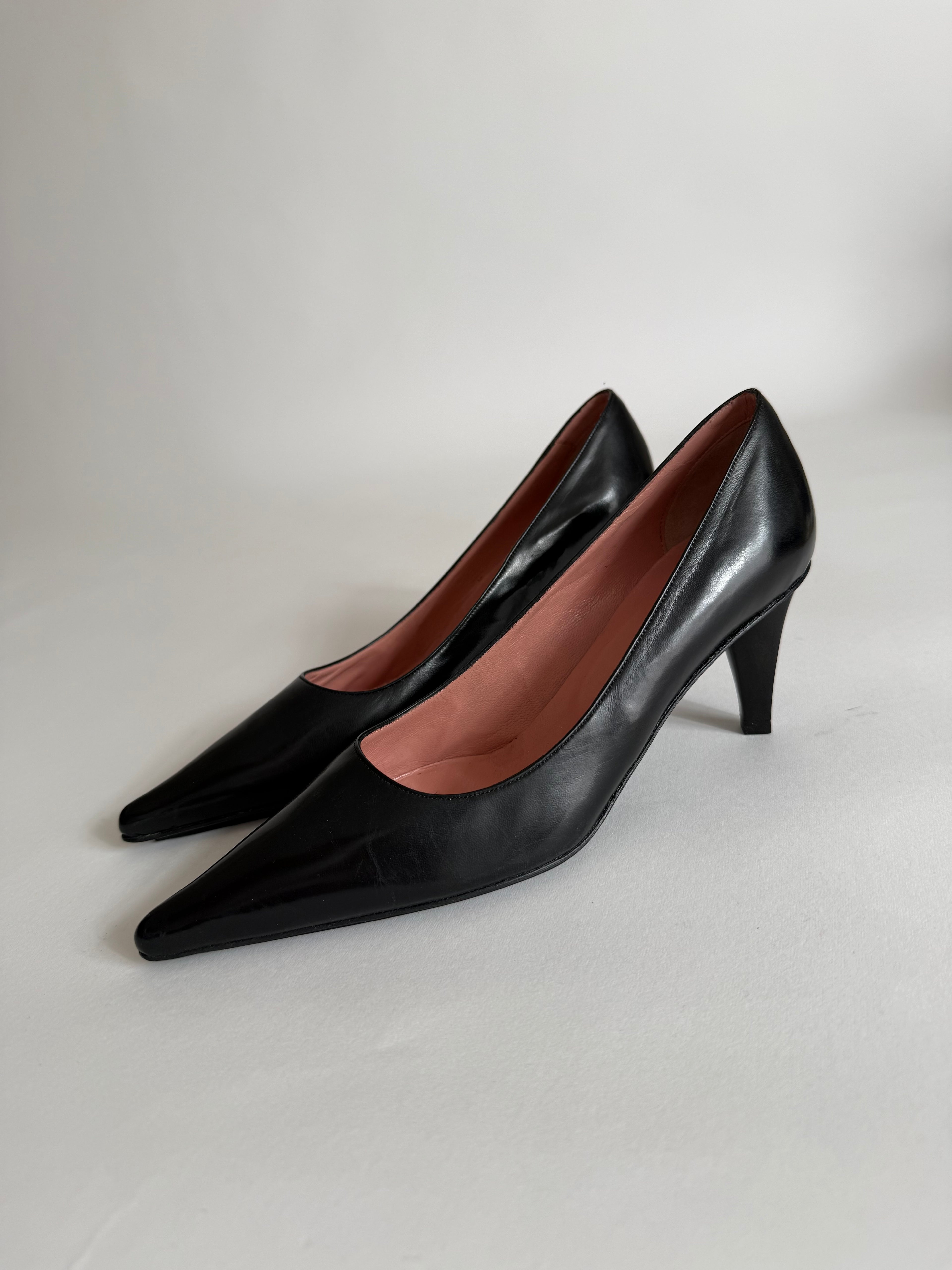 Pointed toe black pumps with heel