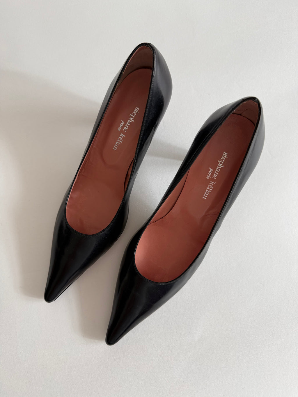 Pointed toe black pumps with heel