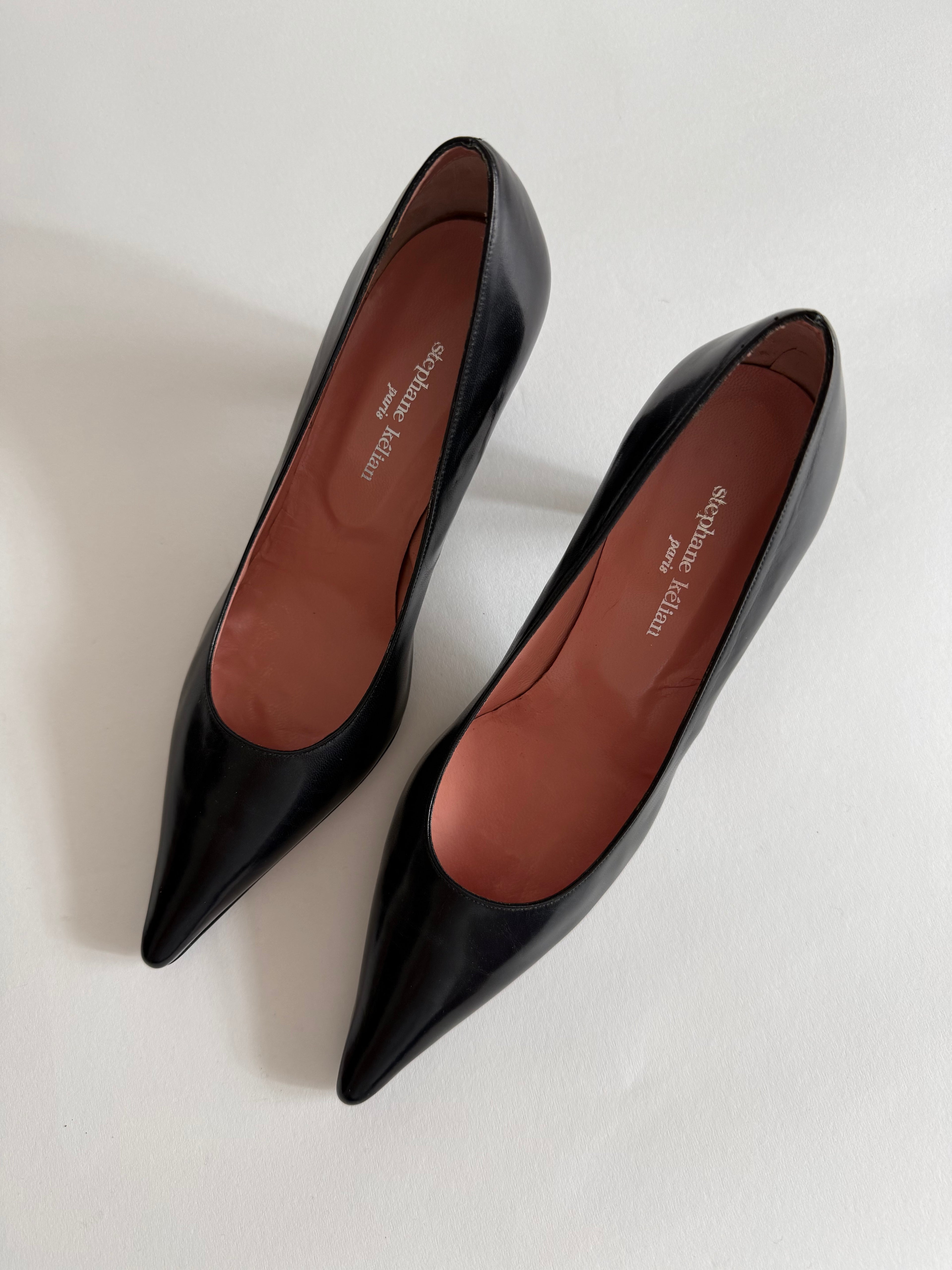 Pointed toe black pumps with heel