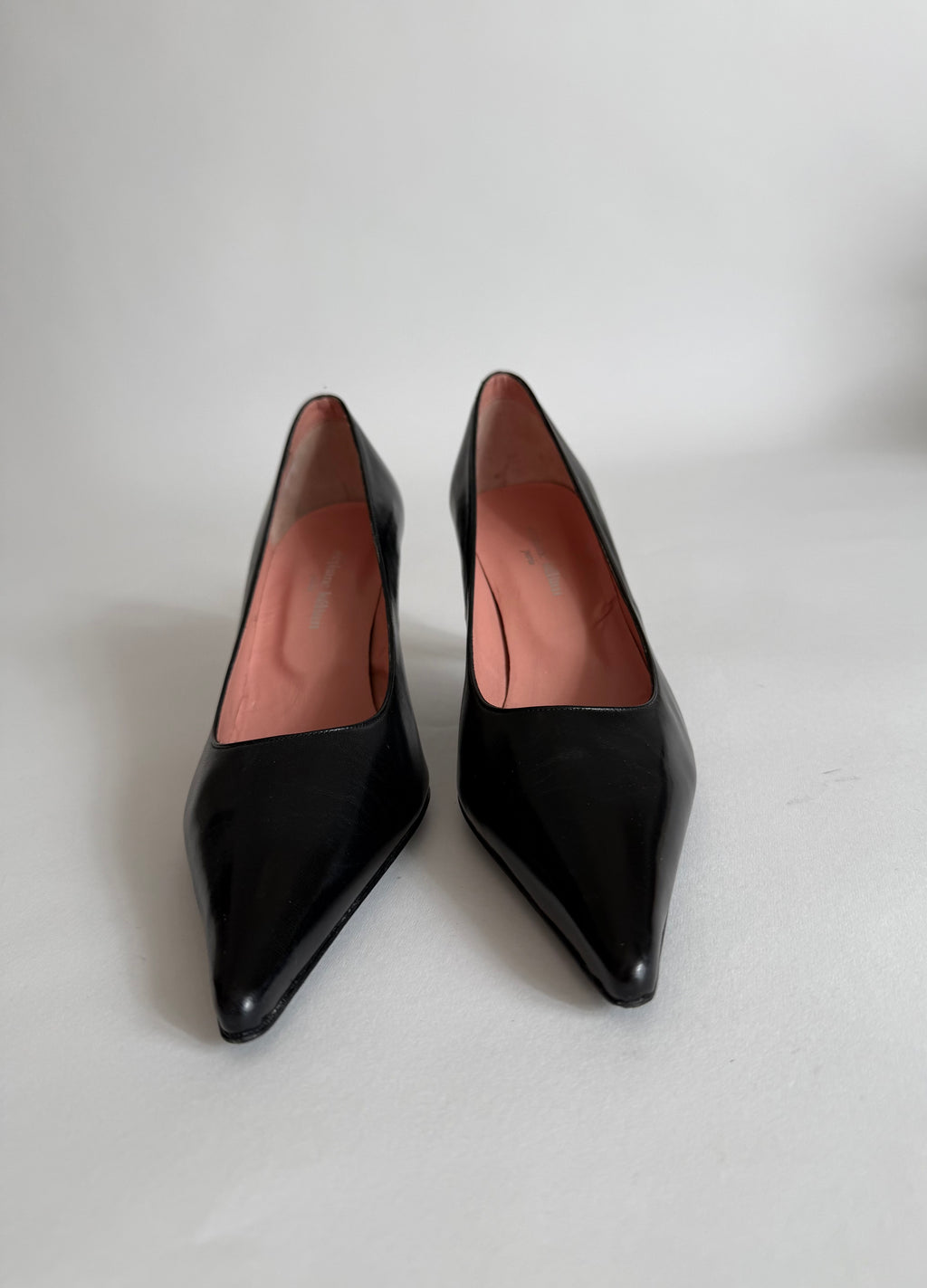 Pointed toe black pumps with heel