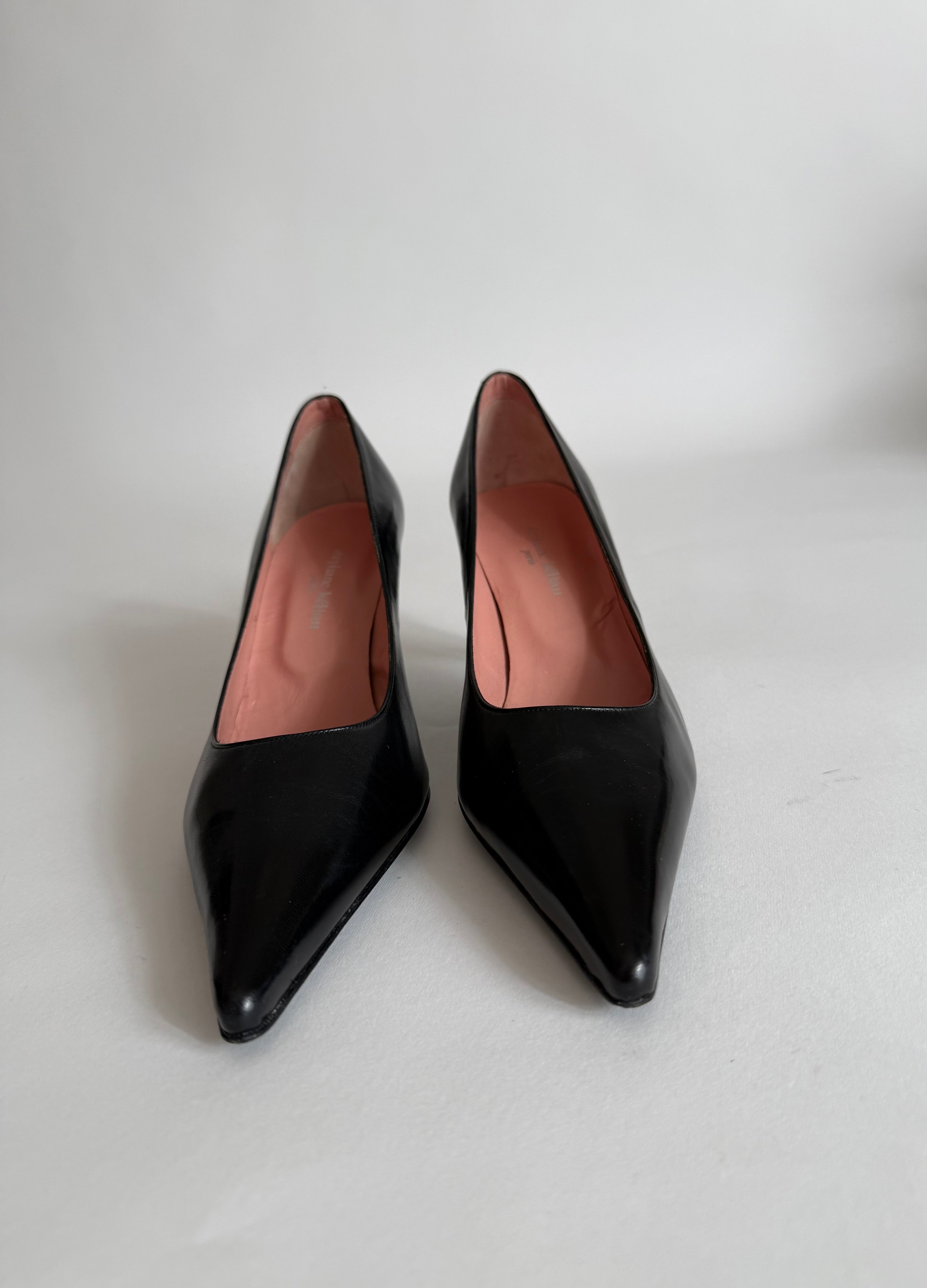 Pointed toe black pumps with heel