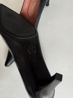 Pointed toe black pumps with heel