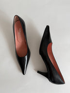 Pointed toe black pumps with heel