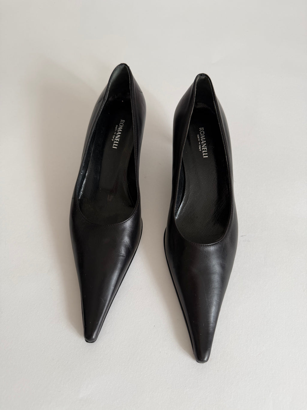 Pointed toe pumps with heel