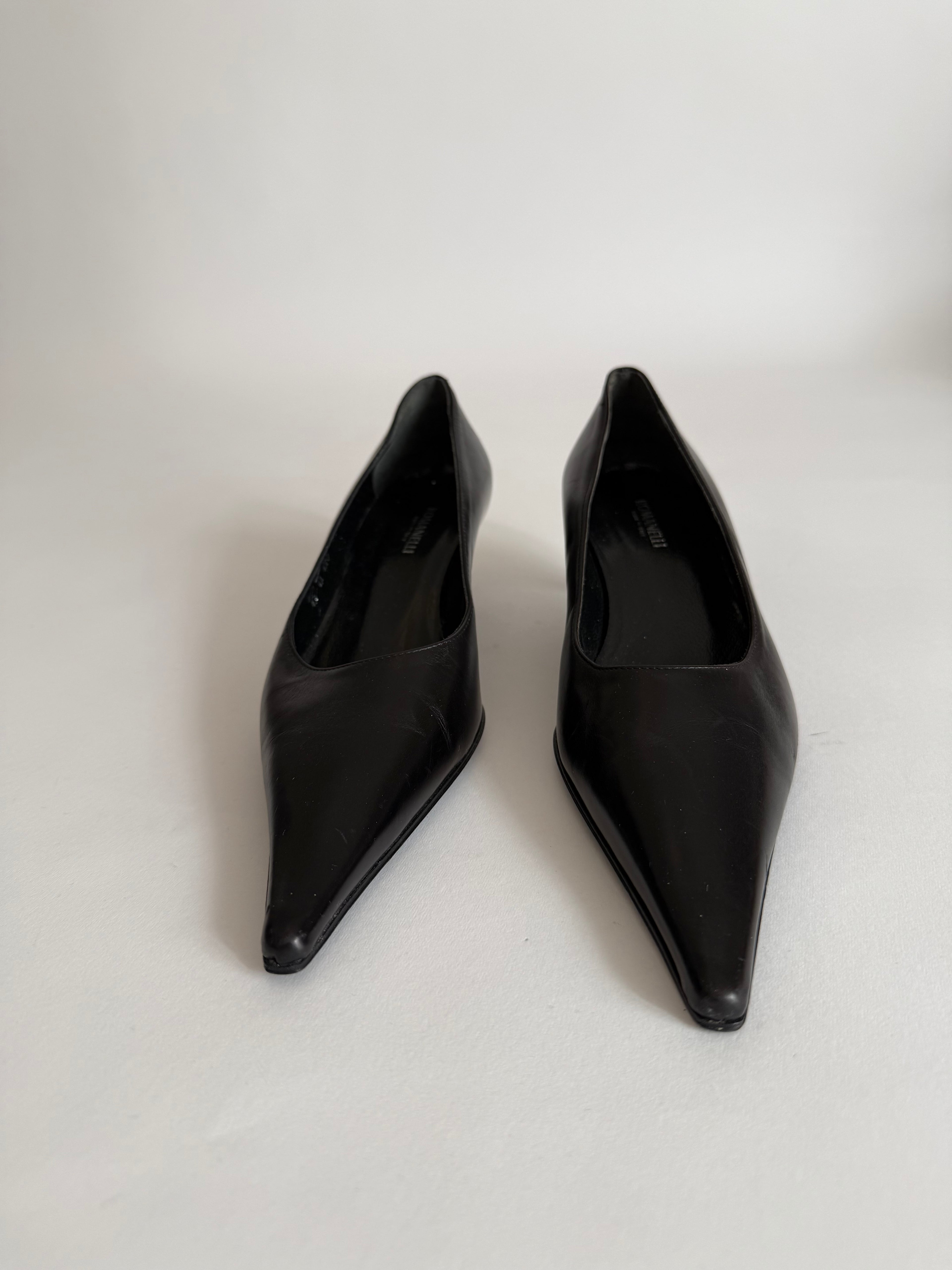 Pointed toe pumps with heel