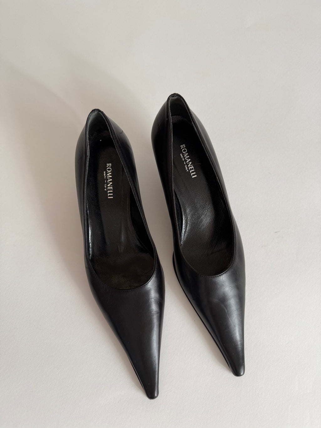 Pointed toe pumps with heel