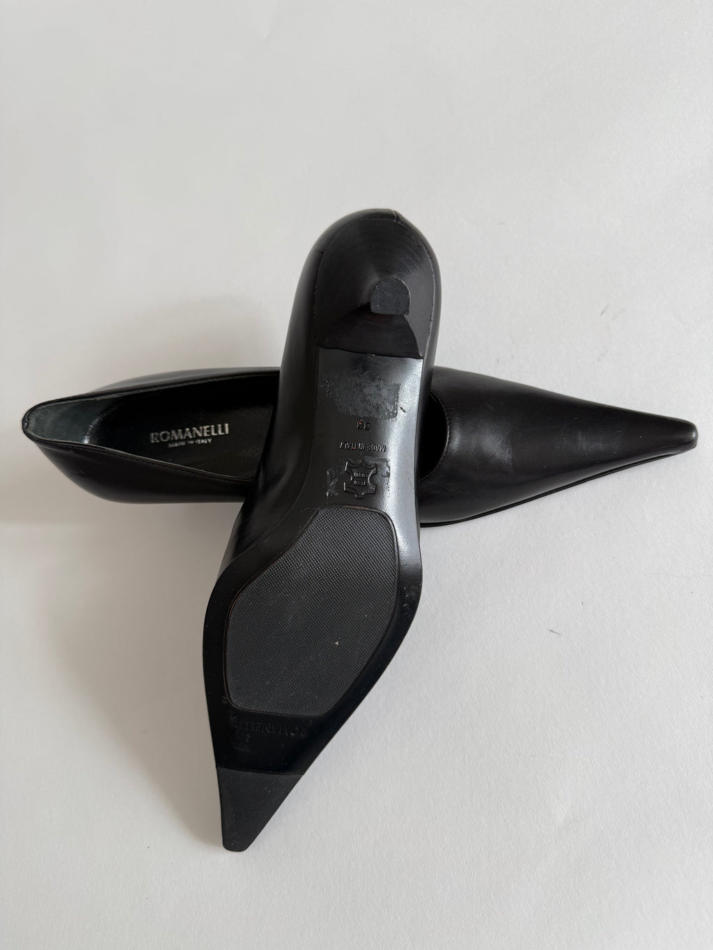 Pointed toe pumps with heel