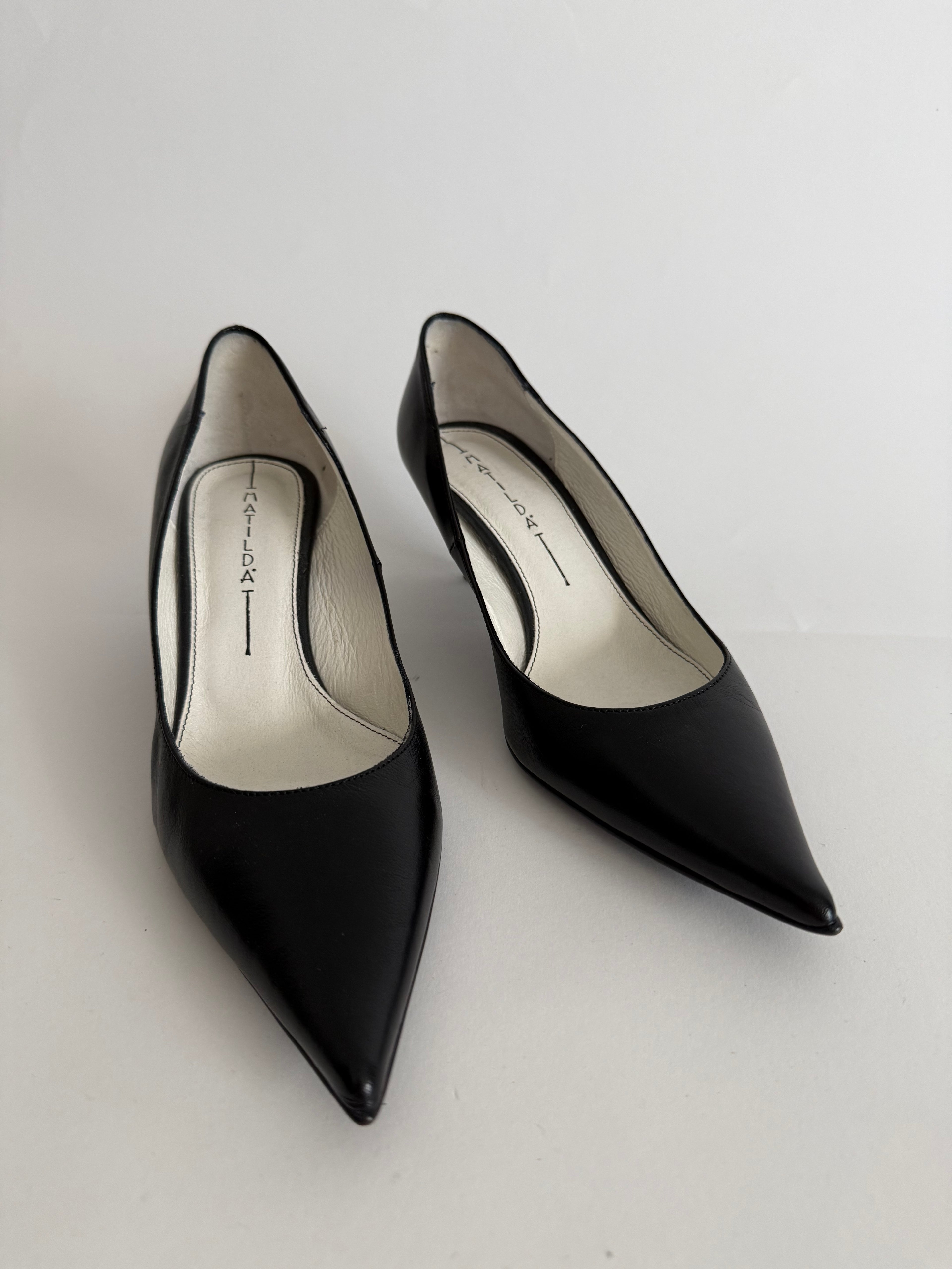 Black 90s leather pumps