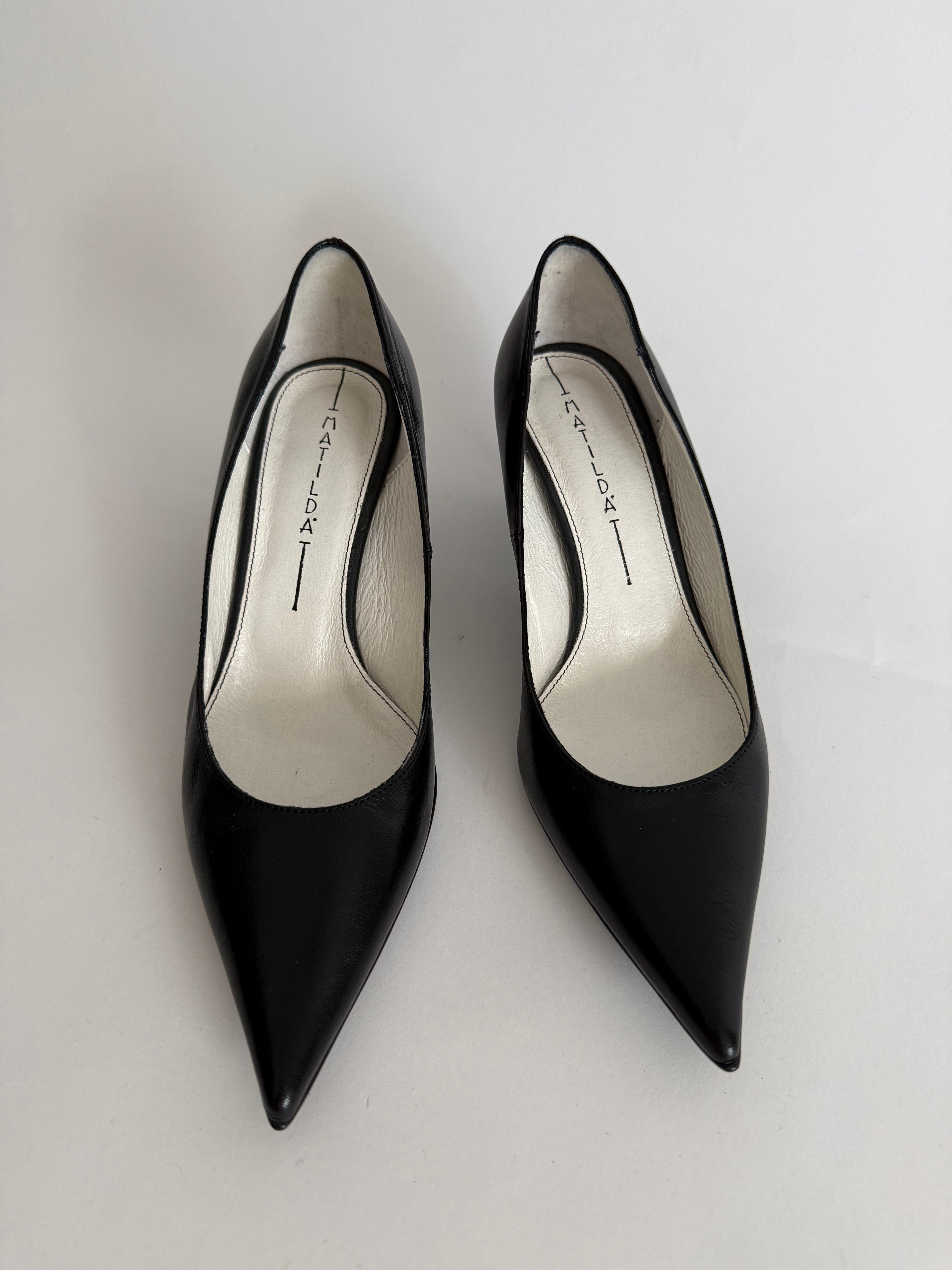 Black 90s leather pumps
