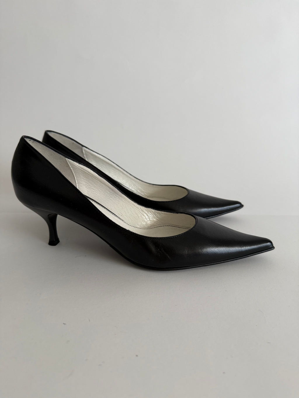 Black 90s leather pumps