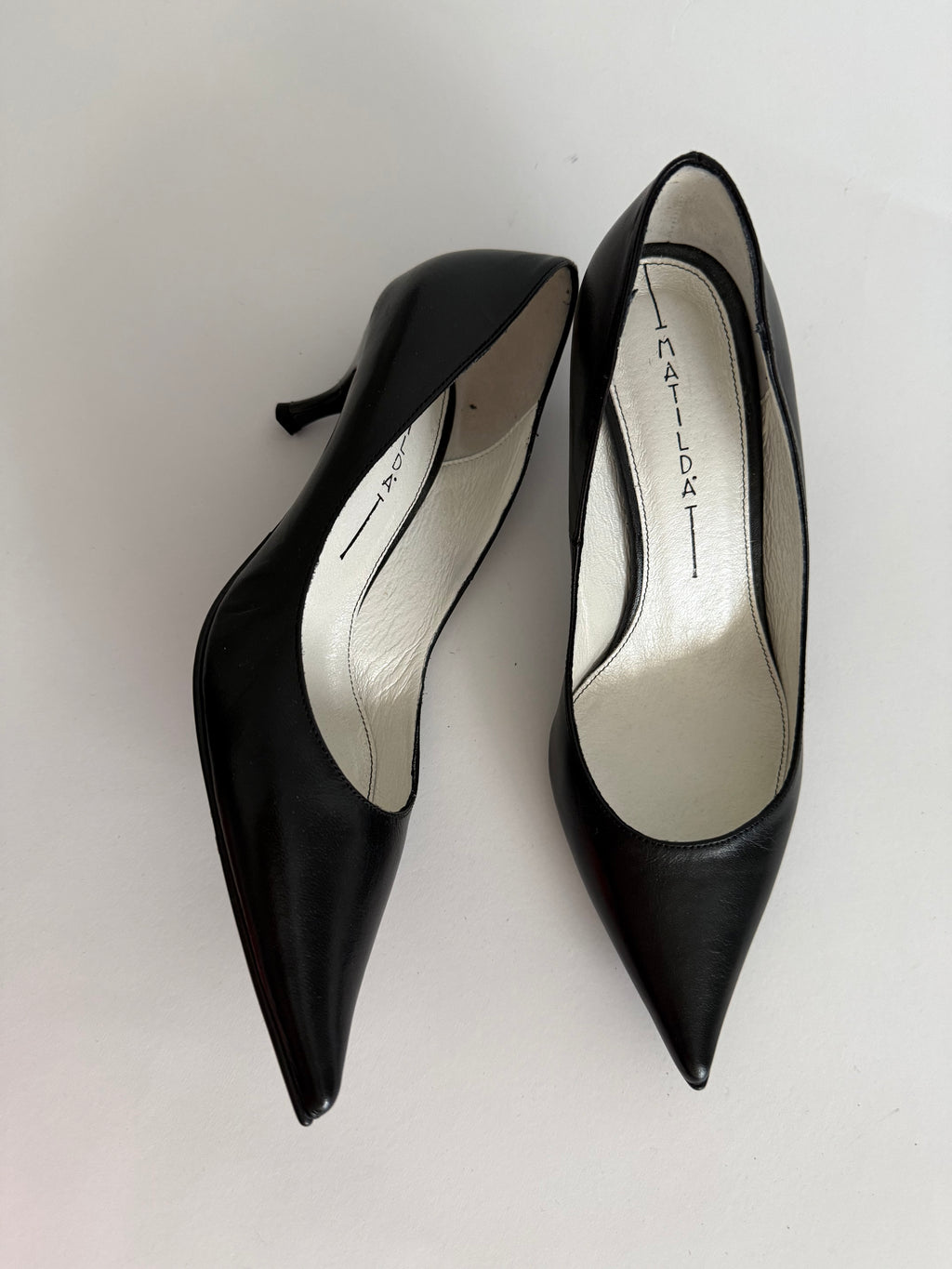 Black 90s leather pumps