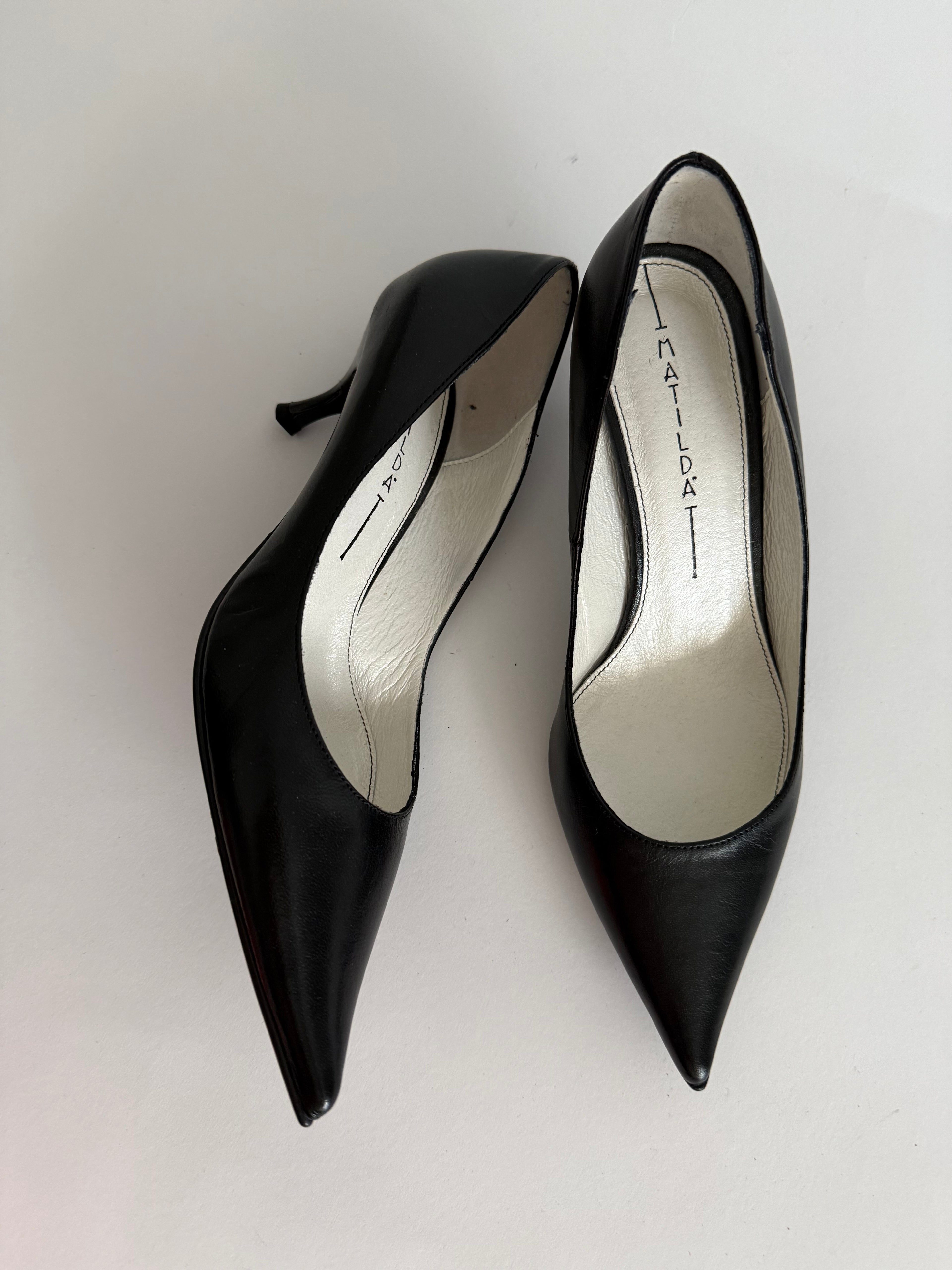 Black 90s leather pumps