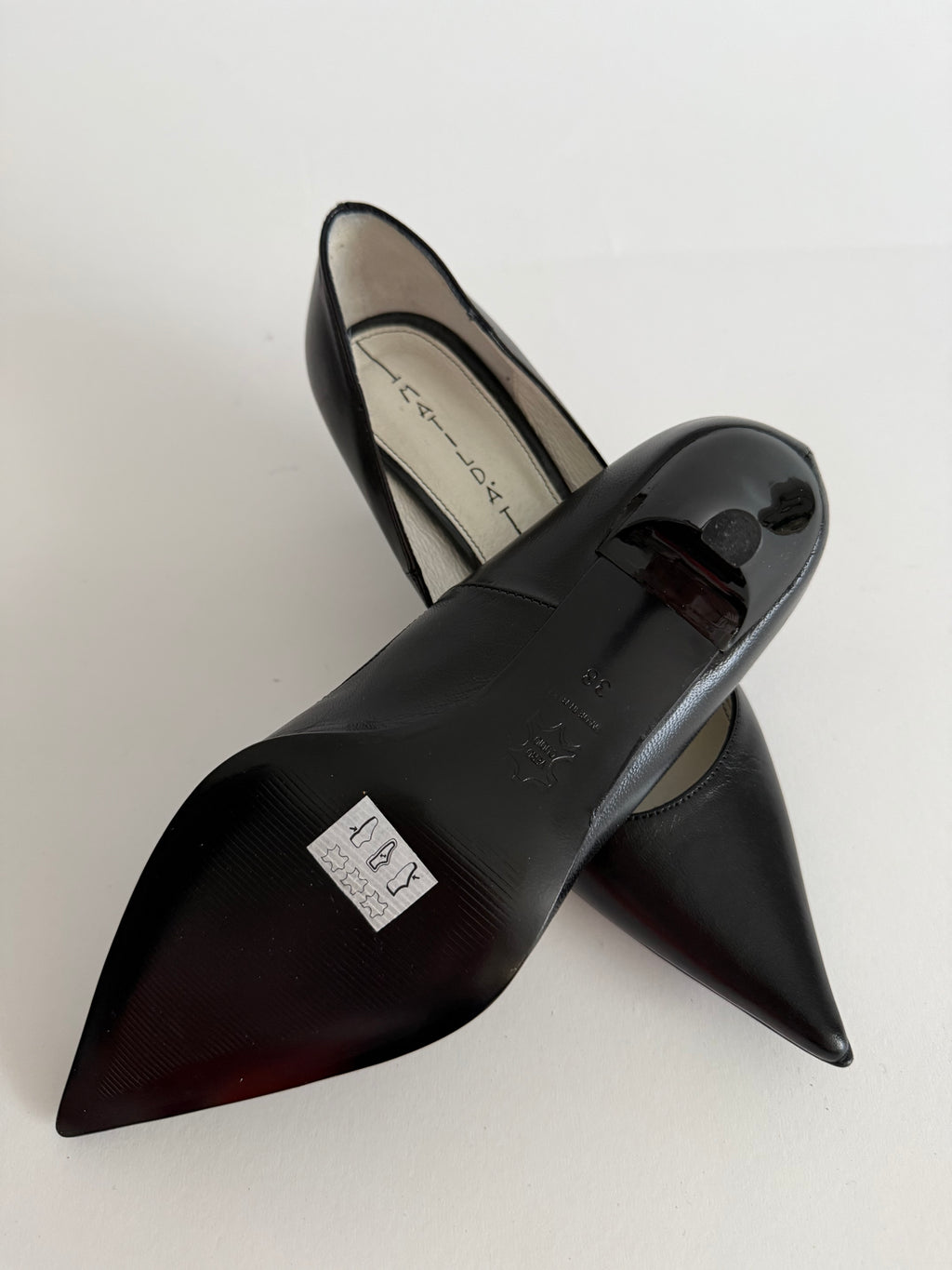 Black 90s leather pumps