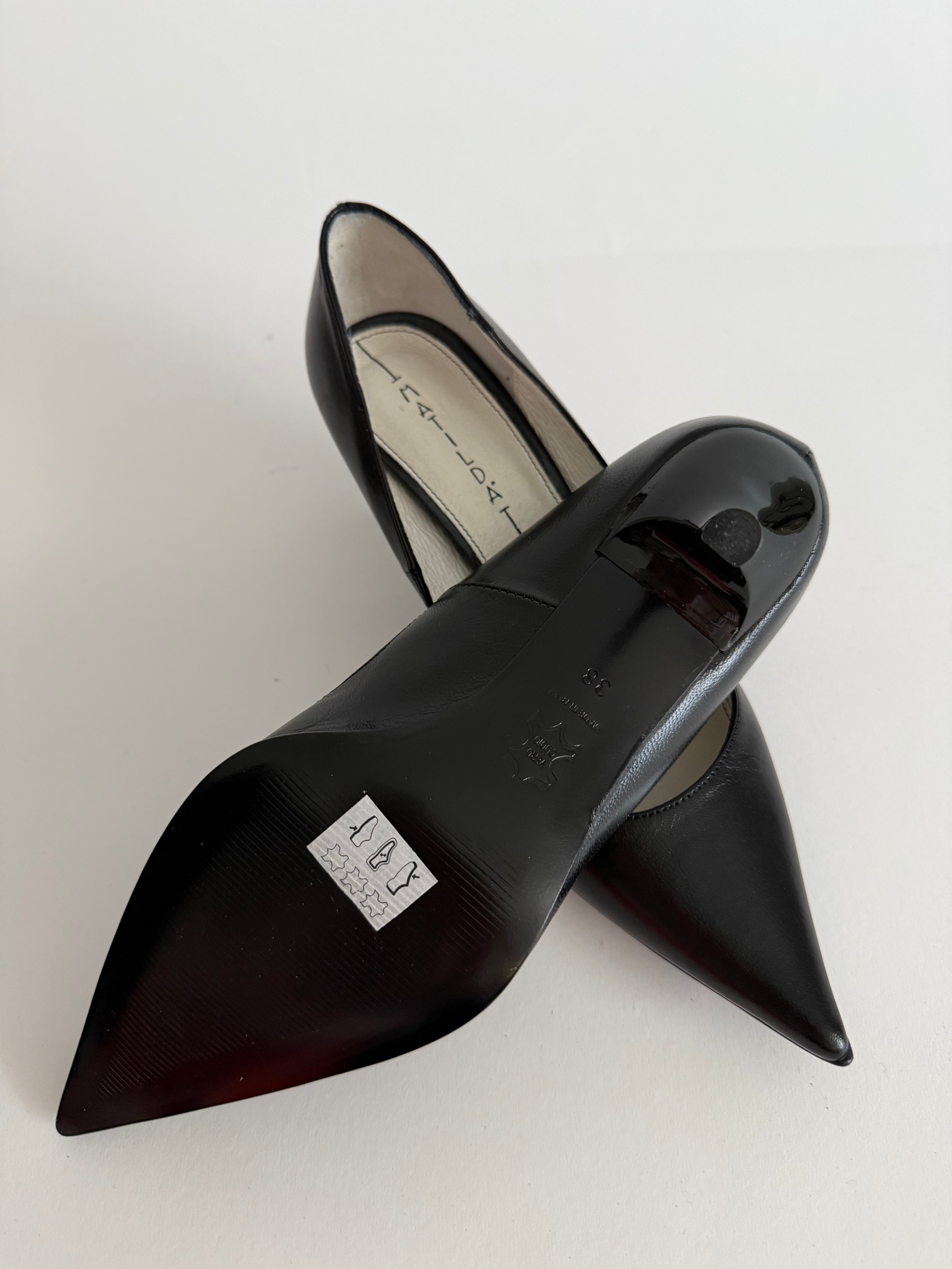 Black 90s leather pumps