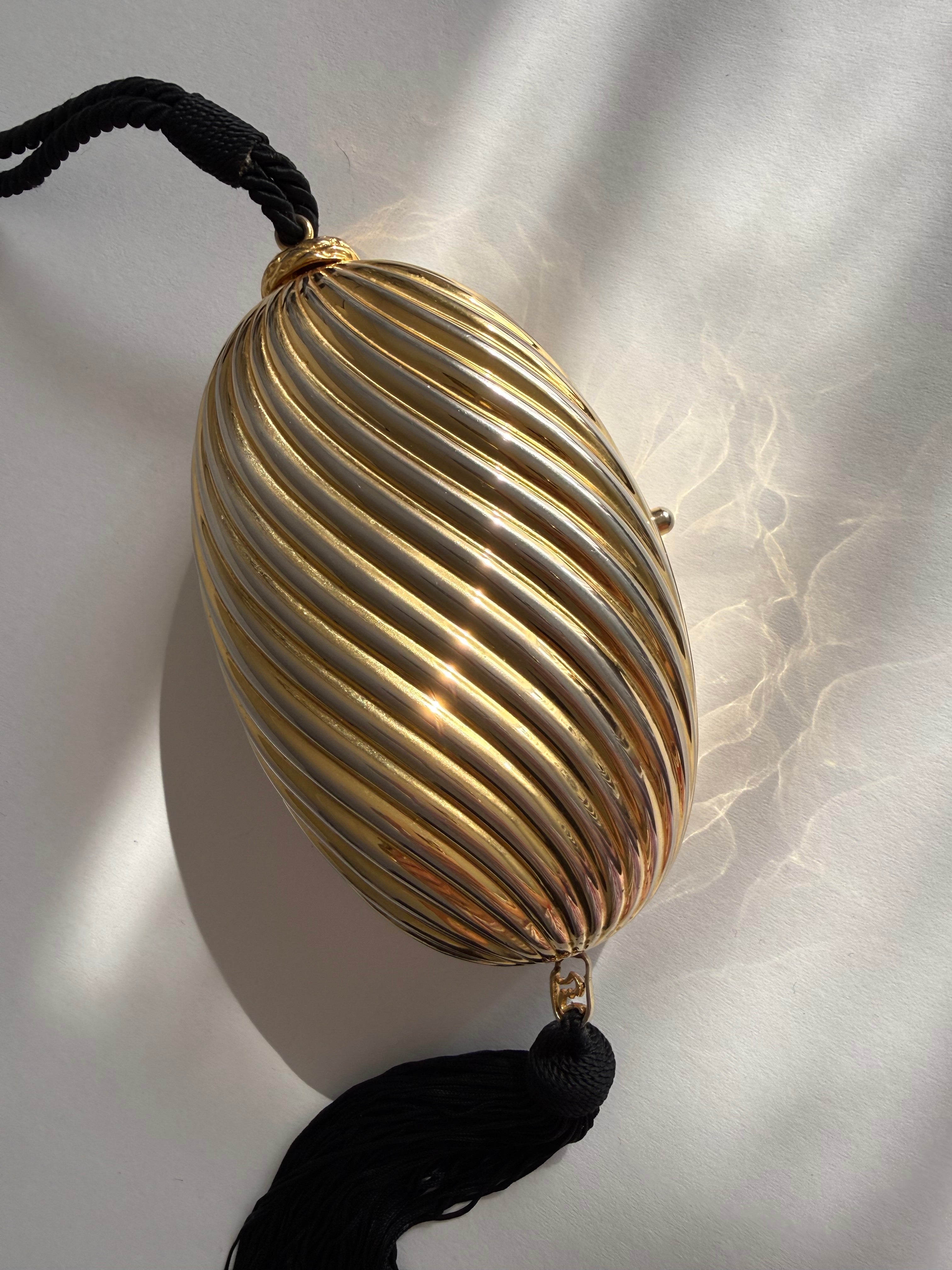 Egg gold clutch 70s