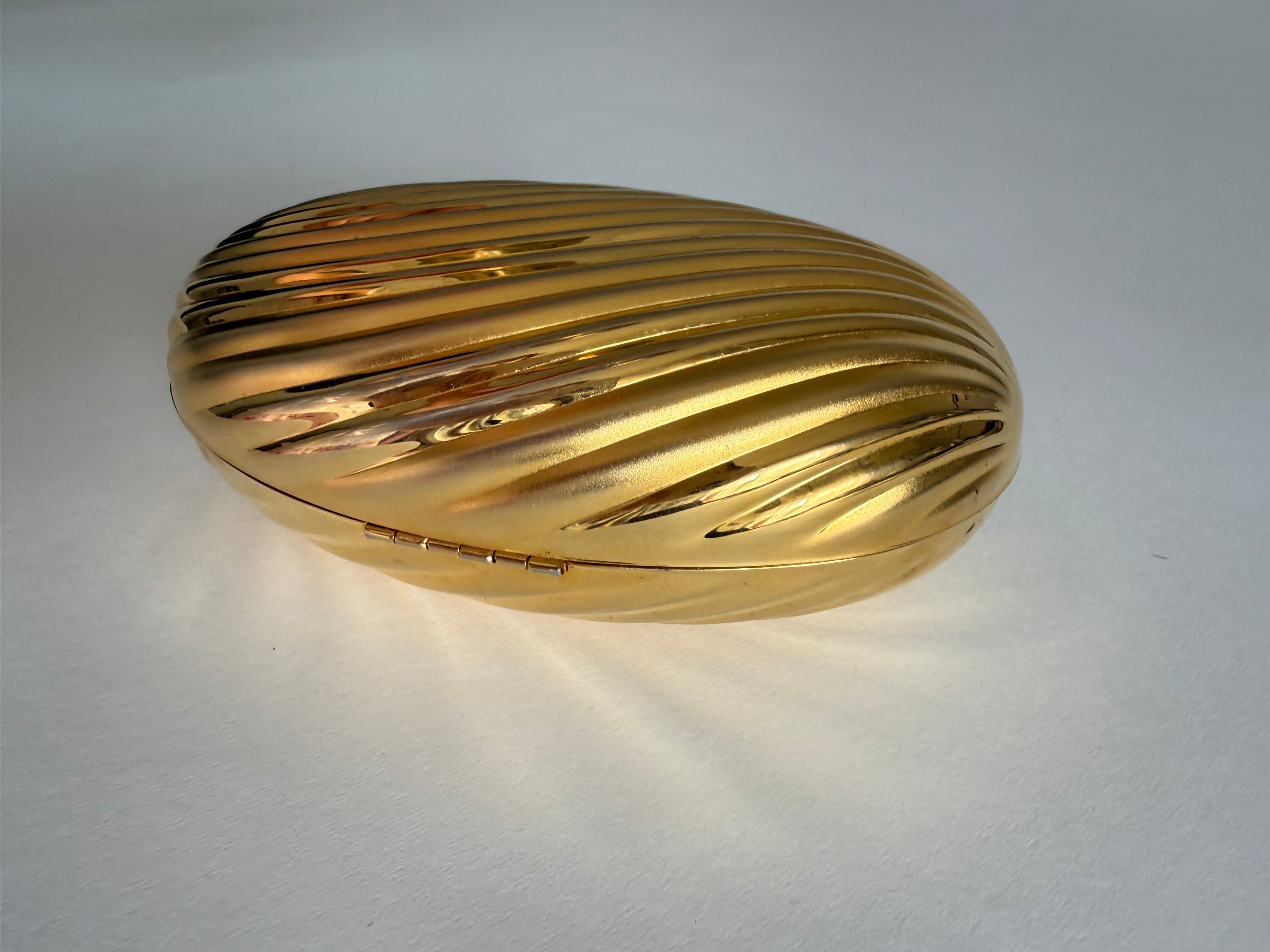 Gold clutch egg 80s