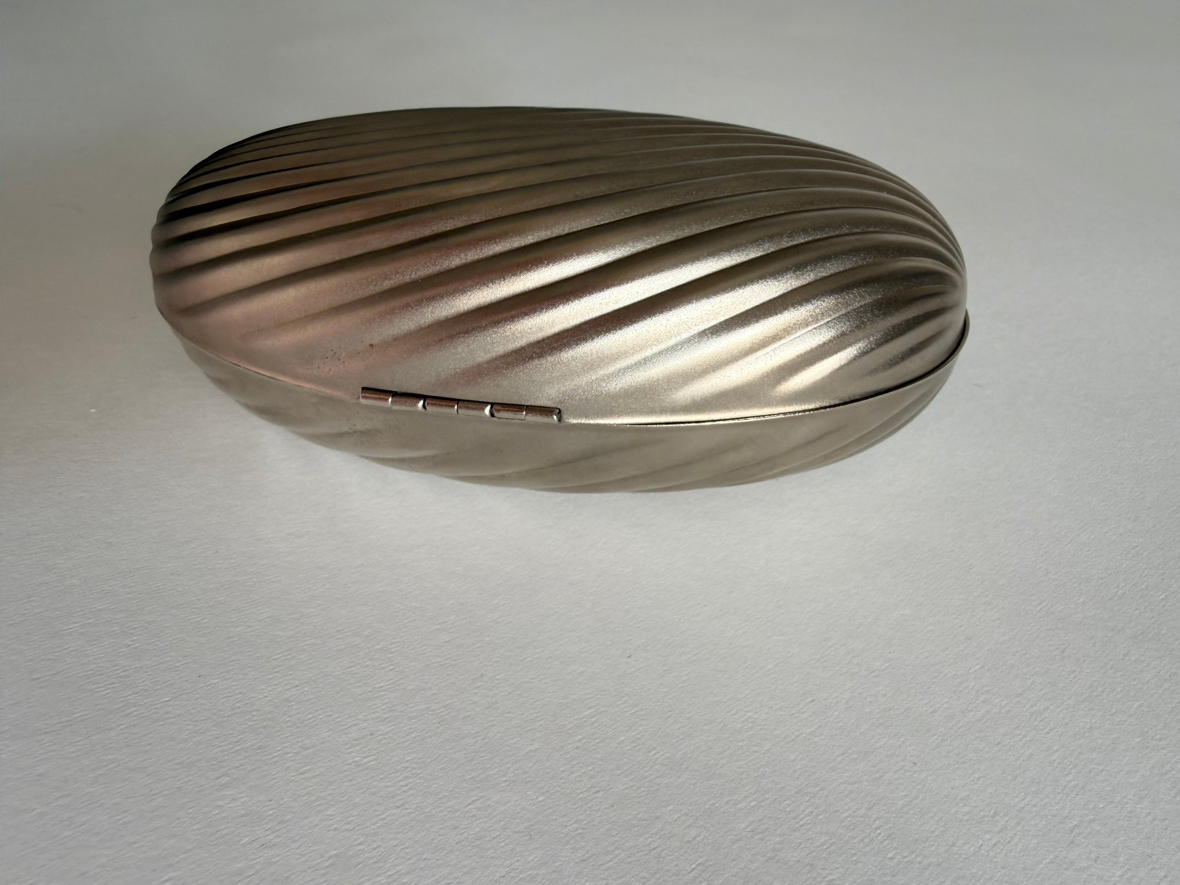 Clutch egg silver vintage