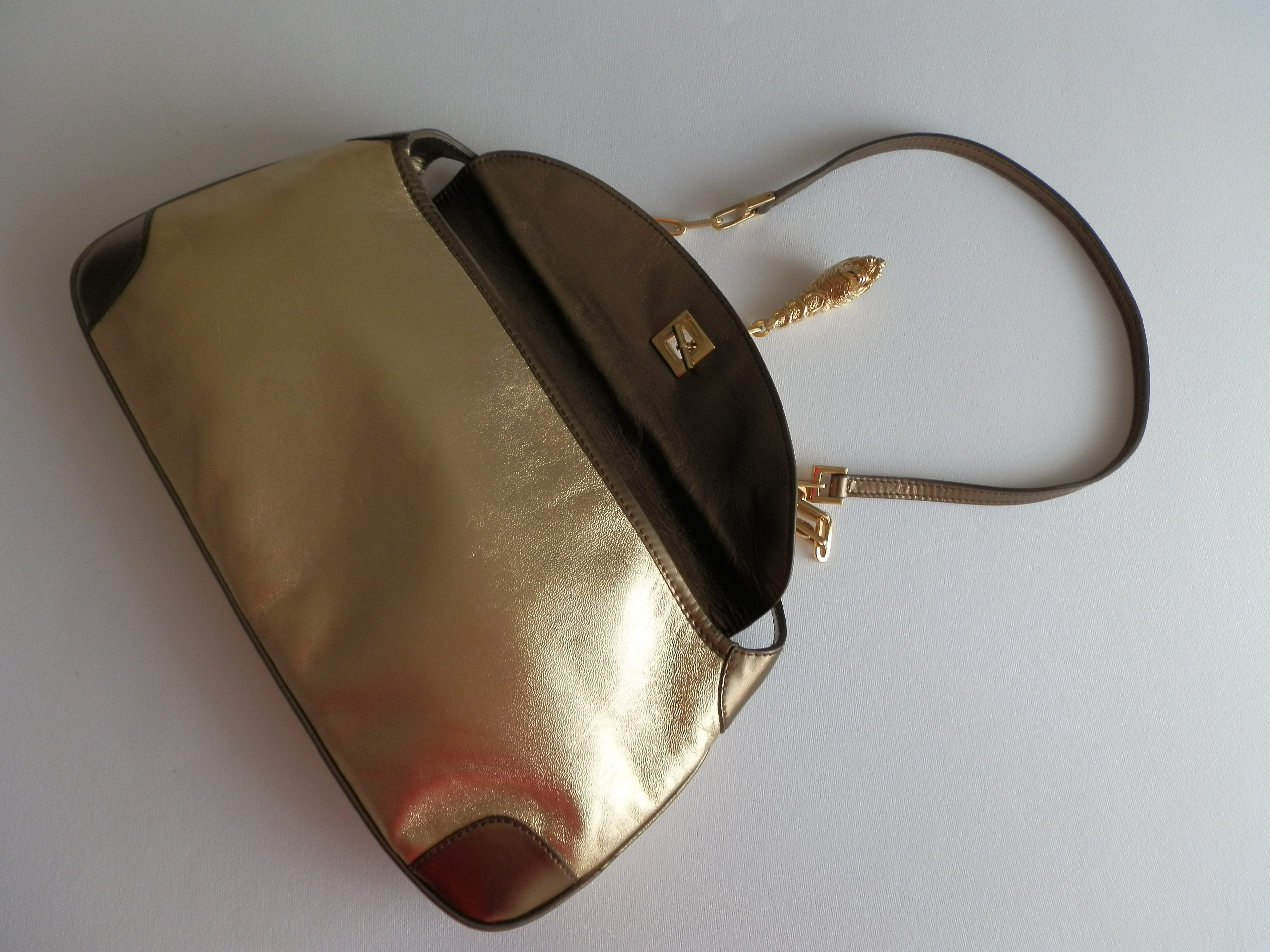 Gucci tiger charm shoulder bag F/W 2000