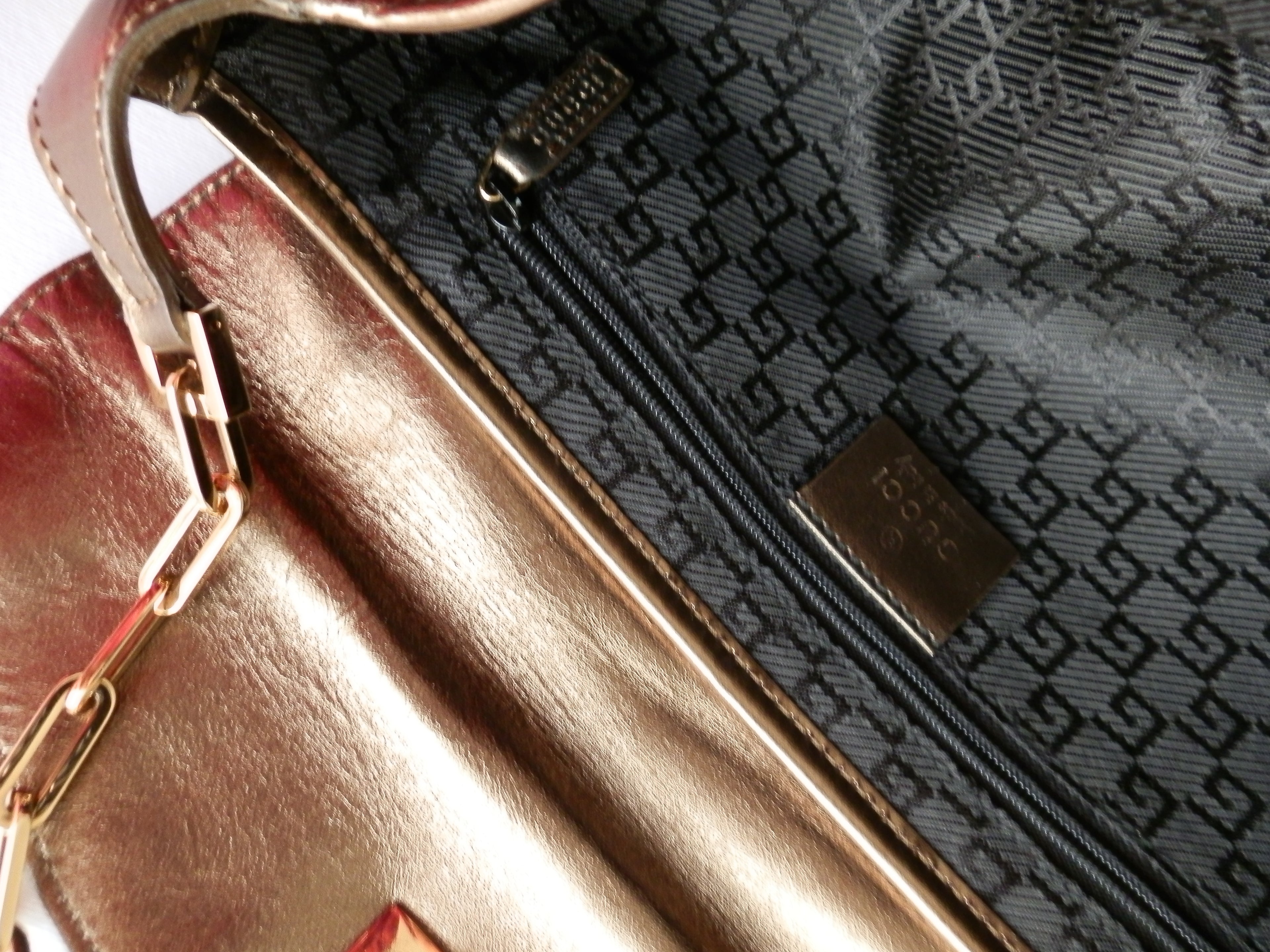 Gucci tiger charm shoulder bag F/W 2000