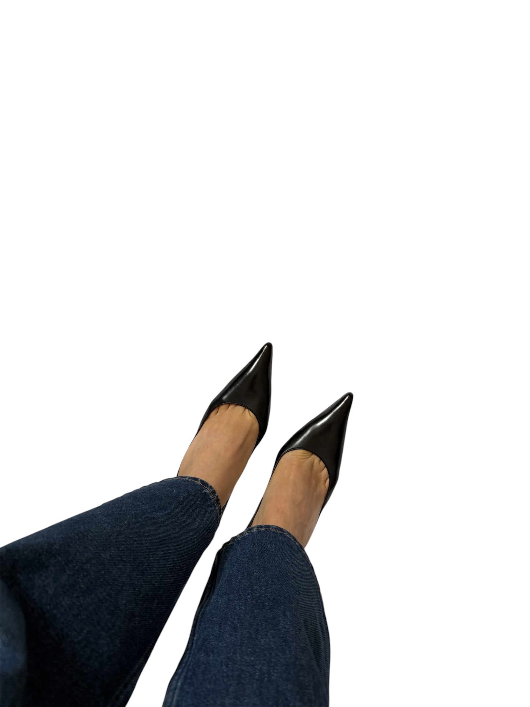 Pointed toe black pumps with heel