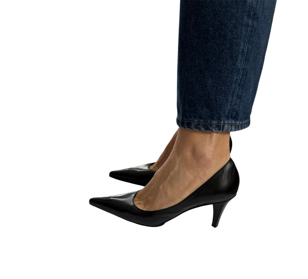 Pointed toe black pumps with heel