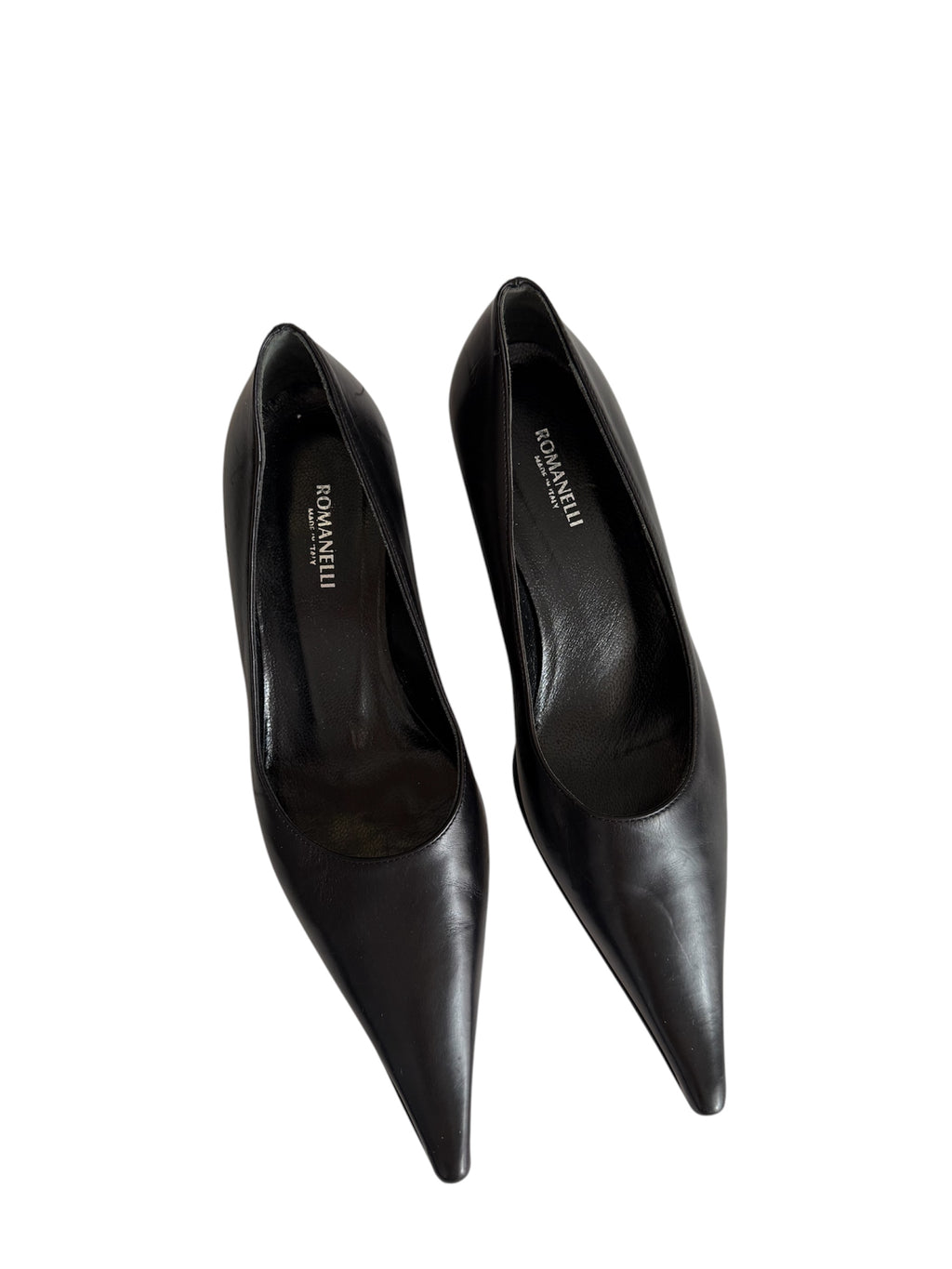 Pointed toe pumps with heel