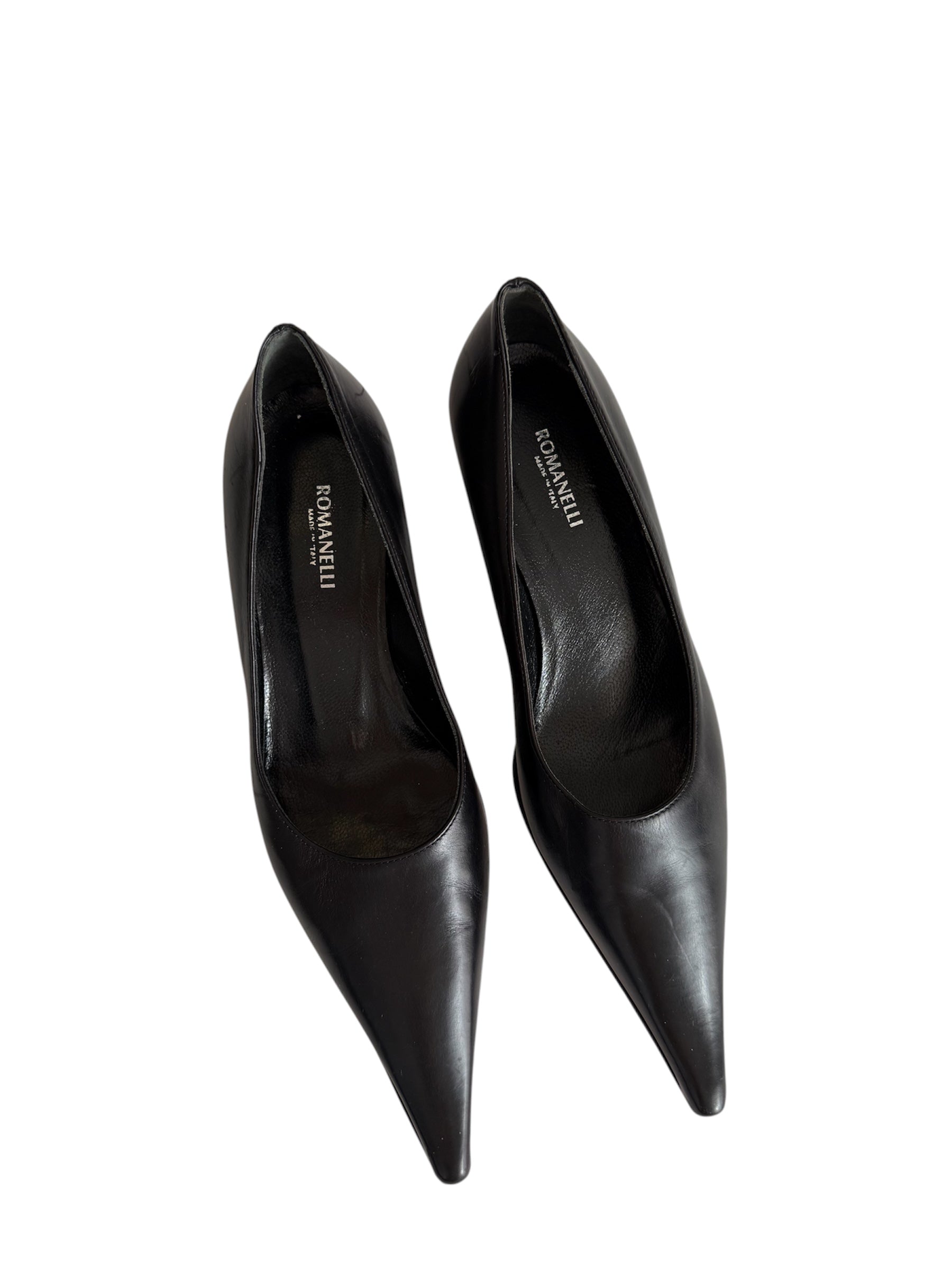 Pointed toe pumps with heel