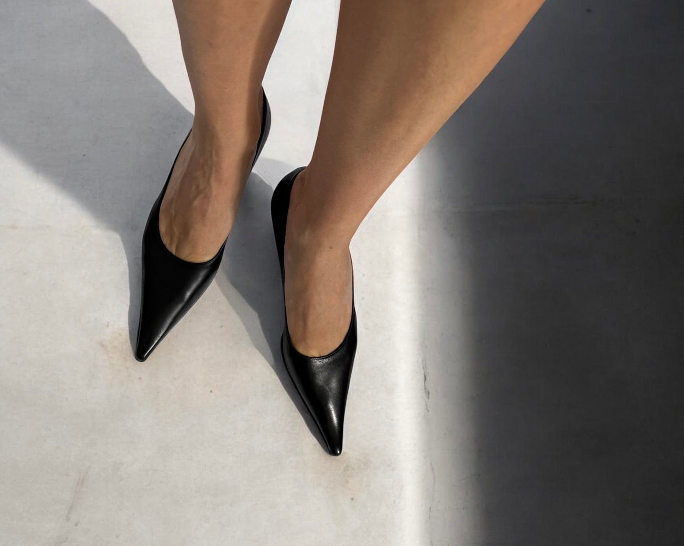 Pointed toe pumps with heel